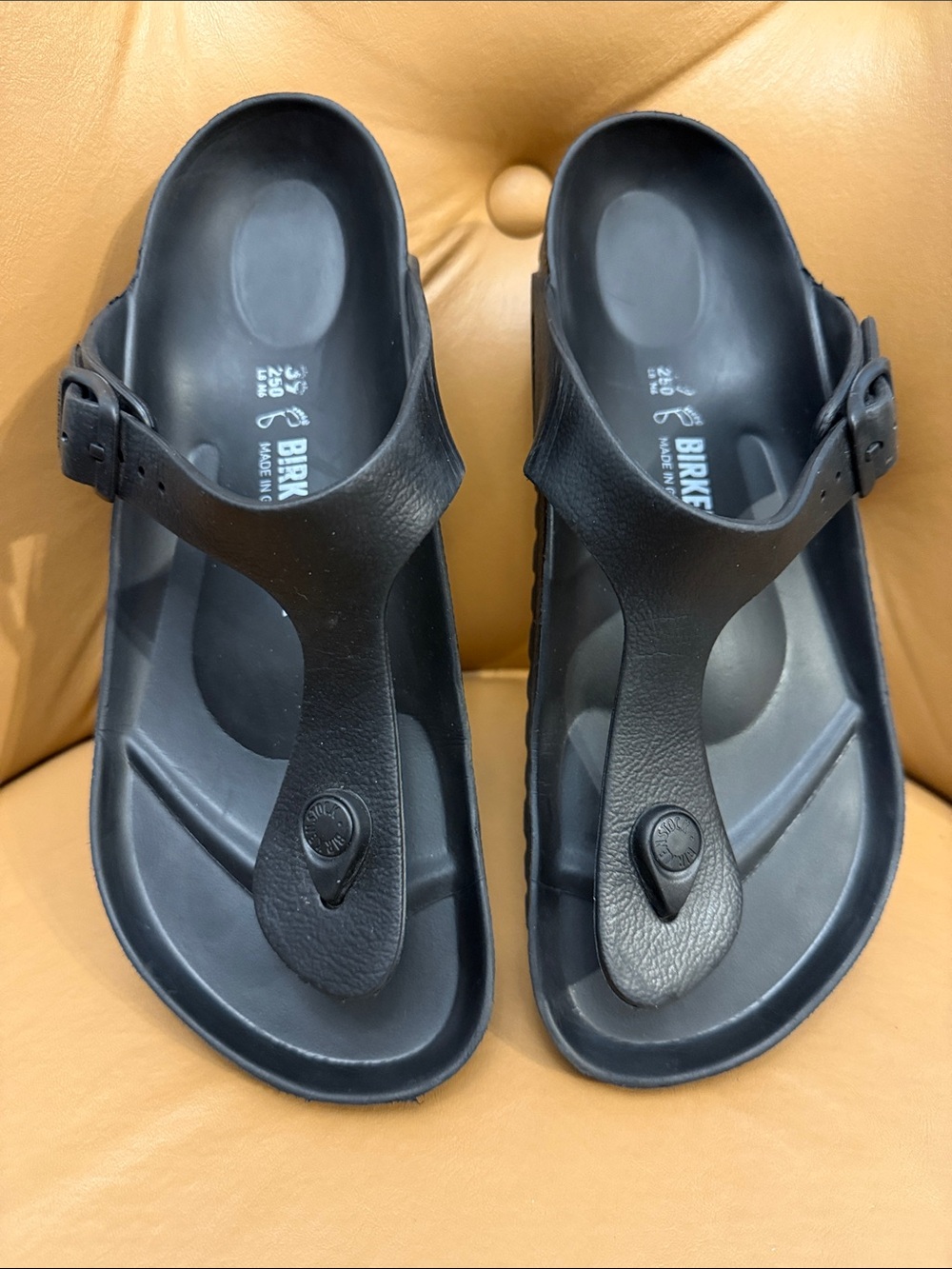 Like new black Birkenstock Gizeh sandals. European size 39 8-8.5 US